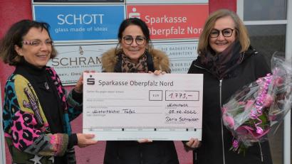 Bild: jr
Heuer wurden es 1775 Euro, die Doris Schneider (Mitte) mit ihrer Benefizaktion „Fußmassage gegen eine Spende“ erwirtschaftete. Tafel-Vorsitzende Nicole Fürst (rechts) und Schatzmeisterin Gabi Neumüller-Wölfl sagten Dankeschön.
