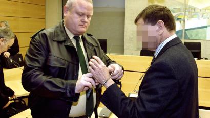 Bild: Daniel Karmann/dpa
2007 am Landgericht Würzburg: Ex-Manager Hartmut M. muss sich ein zweites Mal des Mordes an Magdalene H. (51) verantworten.