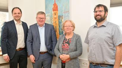 Bild: Susanne Schwab, Stadt Amberg/exb
Michael Trummer (links/Caritas), Oberbürgermeister Michael Cerny (Bürgerstiftung), Marianne Gutwein (SkF) und Tim Saborowski (rechts/Diakonisches Werk) bitten Besserverdienende, die erhaltene Energiepauschale in Höhe von 300 Euro für ärmere Menschen zu spenden.