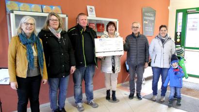 Bild: Josef Böhm
Der symbolische Scheck zeigt die Spende des Bauunternehmens Josef Bauer GmbH an, worüber sich Förderverein und Schule sehr freuten. Auf dem Wunschzettel der Grundschule steht ein zusätzlicher Tabletkoffer.