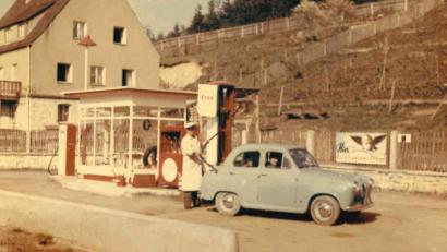 Bild: Barbara Graf/exb
Nostalgie pur und auch ein wenig Italien-Flair: Die ehemalige Esso-Tankstelle der Familie Mäckl findet sich im Schmidmühlener Heimatkalender 2023 wieder.