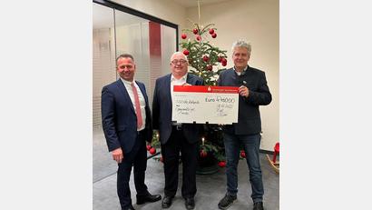 Bild: Sparkasse/exb
Vorstandsvorsitzender Gerhard Hösl, Leiter der Geschäftsstelle Floß Ulrich Höcker undBürgermeister Robert Lindner (von links) bei der Spendenübergabe.