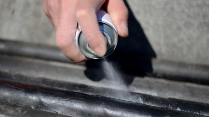 Bild: Caroline Seidel/dpa
In Schwandorf hat ein Graffiti-Sprayer die Mädchenrealschule besprüht. Die Polizei sucht nun nach Zeugen.