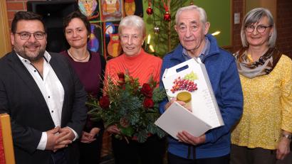 Bild: bkr
Vorsitzende Maria Frauenholz (rechts), Bürgermeister Thomas Kaufmann und Kreisfachberaterin Manuela Pappenberger (von links) überreichten an Ehrenvorsitzenden Wilhelm König (mit Ehefrau Rosa) Urkunde und Ehrennadel des Landesverbandes.