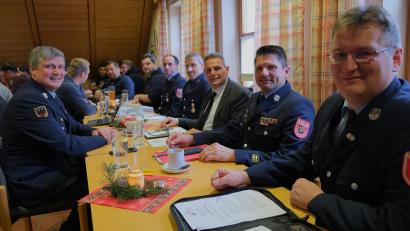 Bild: Tobias Krafczyk/exb
Bei der Jahreshauptversammlung wählten die Mitglieder der Feuerwehr Teunz einen neuen Vorstand.