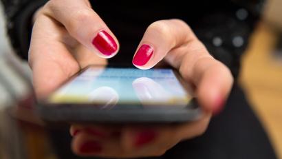 Symbolbild: Sebastian Gollnow/dpa
Die Polizei rät: Niemals überweisen, wenn die Forderung einfach so per SMS eingeht.