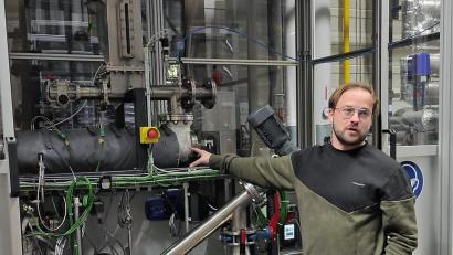 Bild:  Christian Koch
Abteilungsleiter Martin Meiller erläutert die Verfahren zur Umwandlung biogener Reststoffe in Demonstrationsanlagen.