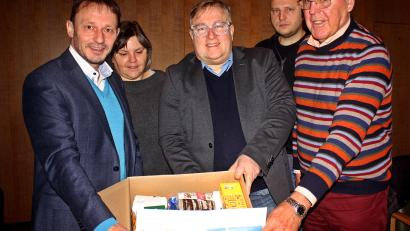 Bild: R. Kreuzer
Oberbürgermeister Jens Meyer (von links) zeigt, was in den DAGA-Paketen steckt: Lebensmittel für den täglichen Bedarf im Wert von 30 Euro. Mit dabei Evi Fink, Wolfgang Hohlmeier, Jürgen Koller und Helmut Wächter.