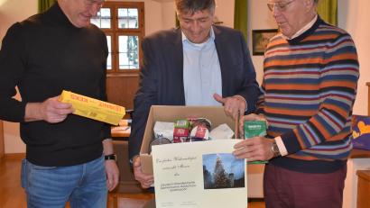 Bild: rgr
Insgesamt werden 600 Lebensmittelpakete an Bedürftige verteilt. Daga-Präsident Helmuth Wächter (rechts) und Kassier Herbert Neier (links) zeigen Bürgermeister Edgar Knobloch (Mitte) den Inhalt.