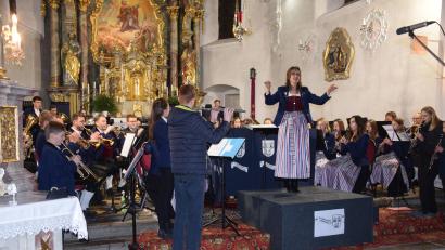 Bild: bö
Die Musiker der Trachtenkapelle Hohenburg unter Leitung von Anja Paulus erhalten für ihr Weihnachtskonzert in der Pfarrkirche St. Jakobus viel Applaus.