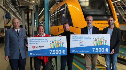 Bild: Länderbahn/exb
Zwei Schecks über jeweils 7500 Euro überreichten Repräsentanten der Länderbahn an Vertreter des Malteser-Hilfsdienstes und der Hilfsorganisation Space-Eye für ihre Ukraine-Hilfe.