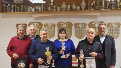 Bild: kro
Der Kleintierzuchtverein Tirschenreuth kürte seine besten Züchter der diesjährigen Lokalschau. Im Bild (von links) Alfons Scharnagl, Zweiter Bürgermeister Peter Gold, Karl Fischer, Melanie Zant, Josef Zant und Bürgermeister Franz Stahl.