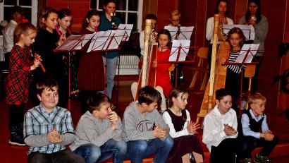 Bild: R. Kreuzer
Im Auditorium der Franz-Grothe-Schule versammel sich die Musikschüler der drei Klassen mit Harfe, Blockflöte und Klavier beim Vorspielabend mit vorweihnachtlichen Musizieren.