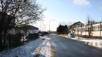 Bild: bjp
Auf der Durchfahrtsstraße zwischen Senger-Werk und Schemela-Straße soll bald Tempo 30 gelten. Mit Rücksicht auf die Kinder von Anwohnern entscheidet sich der Gemeinderat für diese Neuregelung.