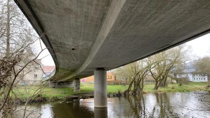 Bild: Gabi Schönberger
Vom Feuerwehrhaus führt die Brücke über die Waldnaab direkt in die Freyung. Ab Mai steht eine Sanierung an.