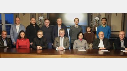 Bild: Hirsch
Bürgermeister Martin Birner (sitzend Mitte) stellte mit den Fraktionssprechern das Ärzte-Team der Gemeinschaftspraxis von Renate Woschée und Dr. Adolf Scharf (rechts neben ihm) vor. Sitzend Dritter von links medizinischer Leiter Dr. Richard Wagner, sitzend rechts kaufmännischer Leiter Georg Keil.