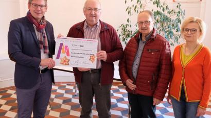 Bild: do
Für die Markgraf-Stiftung überreichte geschäftsführender Vorstand Florian Prosch im Kloster Speinshart den symbolischen Spendenscheck an Herbert Putzer, Andreas Steinl und Waltraud Wagner (von links).