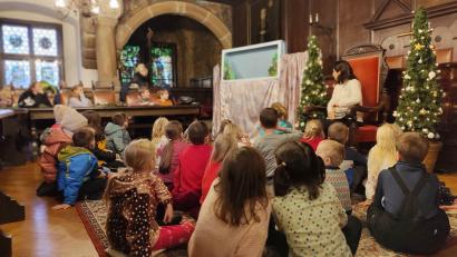 Bild: Völkl/Stadtmarketing/exb
Im Alten Rathaus lauschen die Kinder den Märchen.