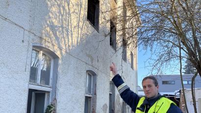 Bild: Matthias Bäumler
Kommandant Tobias Schmelzer zeigt auf die Wohnung, aus der der Familienvater gerettet wurde.