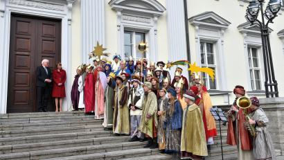 Archivbild: Ralf Adloff/Kindermissionswerk/exb
Sternsinger werden – wie auf diesem Archivbild – auch im Januar 2023 von Bundespräsident Frank-Walter Steinmeier und seiner Frau Elke Büdenbender in Berlin im Schloss Bellevue empfangen. Die Königinnen und Könige kommen diesmal aus Schwandorf.
