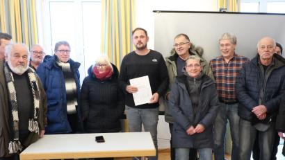 Bild: Udo Bartsch/exb
Eine Gruppe von Bürgern aus Fichtelberg und Hüttstadl übergab am Mittwoch an Bürgermeister Sebastian Voit (Mitte) eine Unterschriftenliste