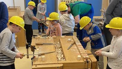 Bild: Josef Glas
Hammern, feilen und sägen macht den Kindern im Kinderhaus St. Martin großen Spaß.