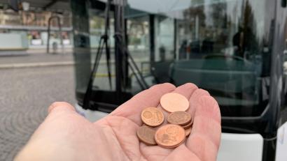 Bild: Gabi Schönberger
Mit Kupfergeld einen Fahrschein kaufen: Darf der Busfahrer das ablehnen?