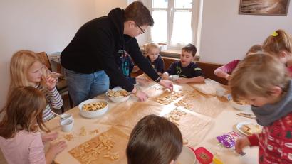Bild: sei
Am dritten Adventssonntag verbrachten die Gottesdienstkinder den Vormittag mit Plätzchen backen im evangelischen Gemeindehaus. Sie freuten sich über Dankeskarten des Vereins Hoffnung für Menschen. Die Kinder hatten bei ihren Kindergottesdiensten im Laufe der Jahre 160 Euro gesammelt und ermöglichen nun zwei Kindern in Indien zur Schule zu gehen.