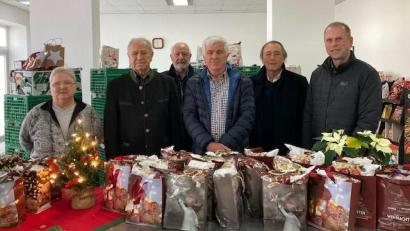 Bild: Peter Seidl/exb
610 Geschenktüten werden durch die Schuierer-Stiftung bis Weihnachten in den Ausgabestellen Schwandorf und Maxhütte-Haidhof der Tafel an Kinder verteilt. Das freute (von links) Karin Seidl, Altlandrat Hans Schuierer, Rudolf Rubner, Bernd Hornemogl, Franz Schindler und Christoph Imbach.