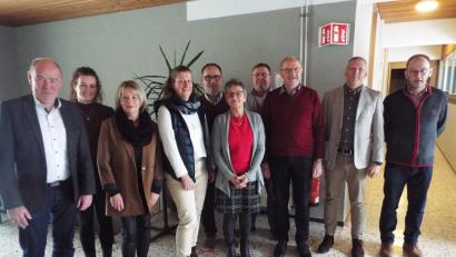 Bild: e
Bürgermeister Roland Strehl (von links) und Personalratsvorsitzende Lisa-Marie Adlfinger ehrten Petra Schmidt, Christiane Purschke und Reinhold Wagner. Elisabeth Beier und Richard Eckl verabschiedeten sie in den Ruhestand. Günter Karzmarczyk wurde ebenfalls gehrt. Neben ihm Hauptamtsleiter Wolfgang Roggenhofer.