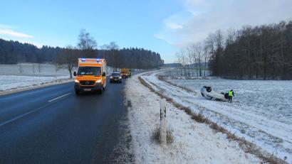 Bild: Polizei Sulzbach-Rosenberg
Ein 18-jährige Fahranfängerin landete nach einer Unachtsamkeit auf der B 14 bei Neukirchen mit ihrem Opel Corsa in einem Acker .