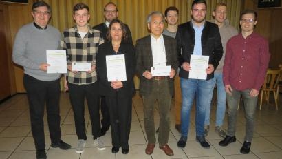 Bild: adj
Landrat Andreas Meier (Dritter von links) überreicht an die Vertreter der Organisationen den Umweltpreis 2022 des Landkreises Neustadt/WN.