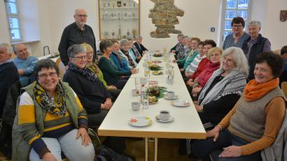 Bild: jr
Rund 40 Seniorinnen und Senioren waren zu einem Adventsnachmittag ins Leonberger Pfarr- und Jugendheim gekommen. Mit dabei waren auch Pfarrer Anton Witt (stehend, links) sowie (stehend, von rechts) Mesnerin Anni Köppel und Gertrud Männer, Leiterin der Seniorenarbeit in der Pfarrei Leonberg.