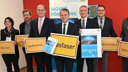 Bild: gf
Mit fast 840.000 Euro Förderung lässt sich der Glasfaserausbau in der Gemeinde Poppenricht verwirklichen. Dritte Bürgermeisterin Claudia Kammerl, Zweiter Bürgermeister Konrad Scharl, Finanz- und Heimatminister Albert Füracker, Bürgermeister Hermann Böhm, Landtagsabgeordneter Harald Schwartz, Vermessungsdirektor Joachim Gesierich vom Amt für Digitalisierung, Breitband und Vermessung und Ministerialrat Bernd Geisler (von links).