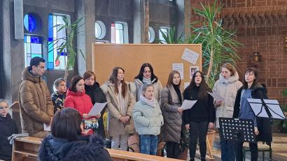 Bild: Martina Würl/exb
Eine Gruppe der Flüchtlinge hatte unter der Leitung von Victor Ehlscheid einige Musikstücke aus der Heimat vorbereitet, die mit instrumentalischer Begleitung vorgetragen wurden.