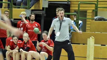 Archivbild: Hubert Ziegler
Trainer Martin Feldbauer vom HC Sulzbach und seine Mädels wollen in Roßtal gewinnen.