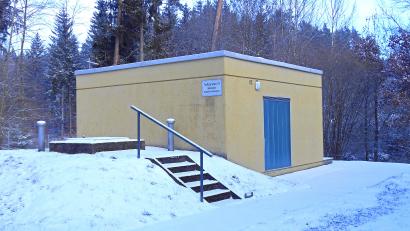 Bild: Stadtwerke Sulzbach-Rosenberg
Brunnen IV in Breitenbrunn sicherte mit rund 470 000 Kubikmeter Wasser im Jahr 2021 einen großen Teil der Sulzbach-Rosenberger Trinkwasserversorgung. In unmittelbarer Nähe hat die Stadt ein Grundstück angekauft, um im Bedarfsfall bei fortschreitender Erwärmung weitere Brunnen bohren zu können.