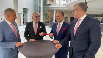 Bild: phs
Den Staffelstab als neuer Sparkassenchef übernimmt Hans-Jörg Schön (Zweiter von rechts) von Ludwig Zitzmann. Ihn unterstützt im Vorstand Jens Michael Heine (rechts). Das hat der Verwaltungsrat um Roland Grillmeier (links) abgesegnet.