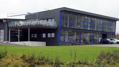 Bild: Wolfgang Steinbacher
Die Firma Hammermeister in Gebenbach ist in einem markanten Gebäude an der Kreuzung von B14 und B 299 bei Gebenbach beheimatet. Sie hat jetzt einen neuen Eigentümer.