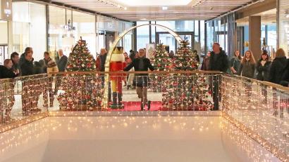 Bild: lst/exb
Überraschung am im Weidener NOC: Mit einem musikalischen Flashmob begeisterte der Flosser Chor „All Generations“ die Besucherinnen und Besuche rund erntete dafür großen Applaus.