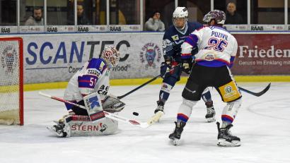 Archivbild: Gebert
Timo Pielmeier (links, Szene aus dem Spiel in Weiden) im Deggendorfer Kasten zu überwinden, wird die große Herausforderung für die Blue Devils am Freitagabend. Beim Gastspiel in Niederbayern kann der erkrankte Philipp Siller (Mitte) allerdings nicht mitwirken.