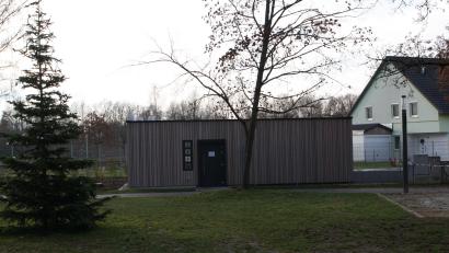 Bild: bjp
Der Umgang mancher Bürger mit der WC-Anlage im Dietl-Park sei buchstäblich sch..., findet der Pressather Stadtrat. Künftig steht die Toilette in der Winterzeit nur bis 16 Uhr offen. Weitere Maßnahmen behält sich die Stadt vor.
