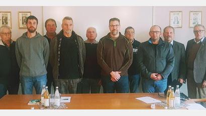 Bild: ld
Die neuen Feldgeschworenen (vorne, von links) Dominik Roth, Wolfgang Liedl, Carsten Rohleder und Sebastian Söllner sowie die bisherigen mit den Bürgermeistern Bernhard Schindler (Zweiter von rechts), Christian Drehobel (rechts) und Georg Zaus (links).