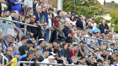 Archivbild: Hubert Ziegler
Volle Zuschauerränge in Gebenbach. Mit 585 Zuschauern im Schnitt liegt die DJK auf Platz zwei der Bayernliga Nord.