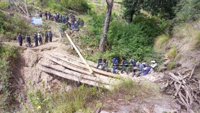 Bild: mma
Die Bauern in Bolivien arbeiten mit einfachsten Mitteln: eine neue Brücke braucht den Einsatz des ganzen Dorfes.