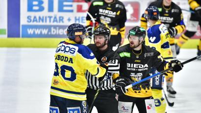 Bild: SignaLight
Chris Spanger, der Sportliche Leiter des ERSC, hofft, dass Andreas Pielmeier (rechts) wieder dabei ist.