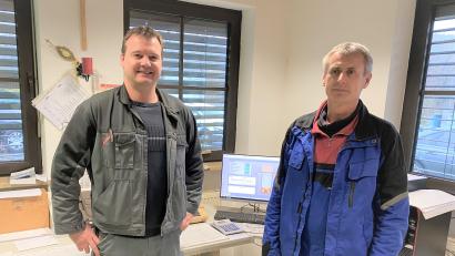 Bild: Marko Pammer/exb
Die beiden Klärwärter Christian Kurz und Alfons Scheck (rechts) freuen sich über die neue Technik in der Kläranlage.