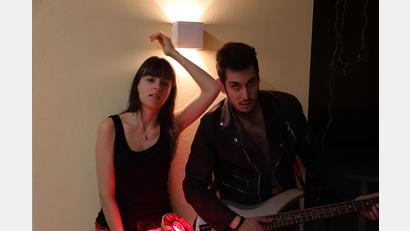 Bild: Maria Oberleitner/exb
Lisamarie Berger und Nils Dirscherl spielen Nancy Spungen und Sid Vicious .