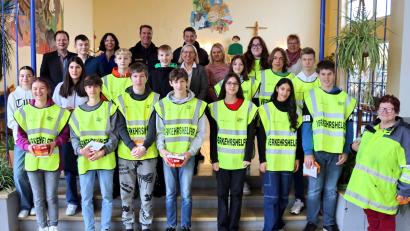 Bild: whü
Bürgermeister Christian Porsch, Lotsenbetreuerin Konrektorin Marion Vogel, Verkehrserzieher Thomas Förster, Hedwig Forster, Thorsten Roder von der Polizeiinspektion Bayreuth-Land sowie Marina Bucher und Heike Geier (hintern von links) vom Elternbeirat sparten nicht mit Dank und Lob für die unbezahlbare Arbeit der Lotsen.
