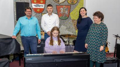 Bild: Tobias Neubert/exb
Lea Adam am Piano und dahinter (von links) Sitlog-Prokurist Christian Hausner, Sitlog-Geschäftsführer Josef Adam, Leiterin der Fachschaft Musik Petra Lindner, Schulleiterin Irene Sebald.